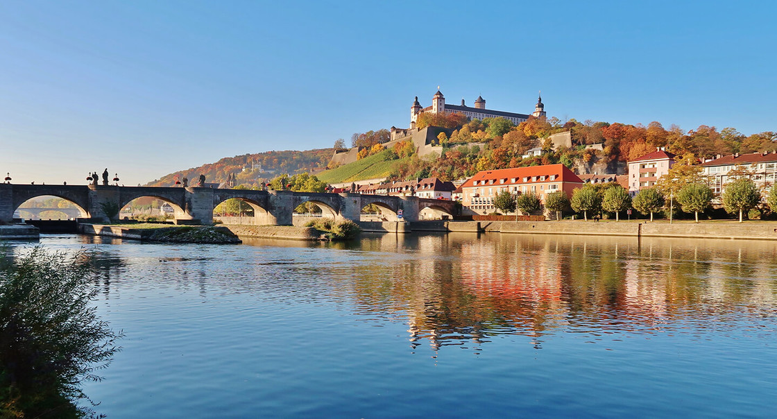 alte Mainbruecke Wuerzburg mit Blick auf die Festung 